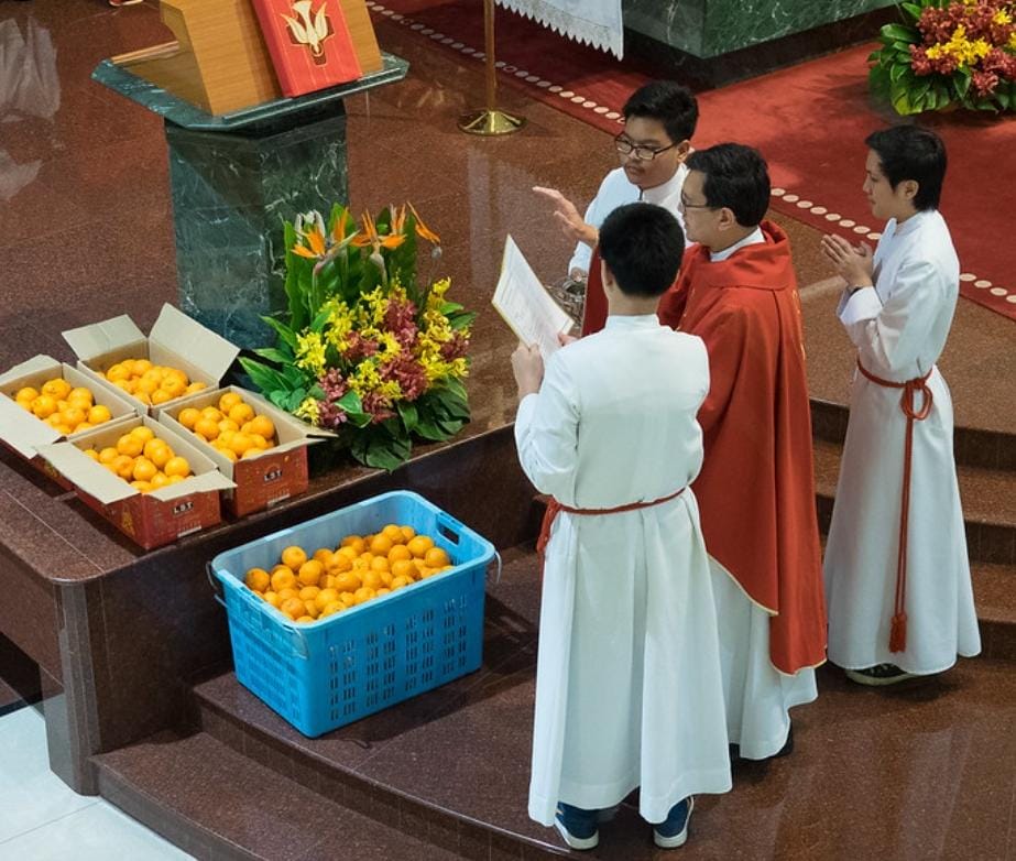 A Uniquely Peranakan CNY: Blessing Oranges and a Catholic Mass in Baba Malay 
