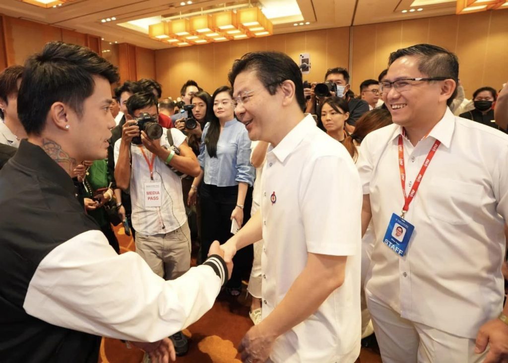 Influencer shaking hands with PM Wong